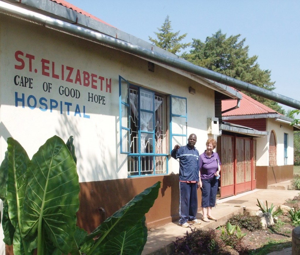 Elsi Amsler mit einem Mitarbeiter vor dem Ersthilfe-Spital in Ndisi