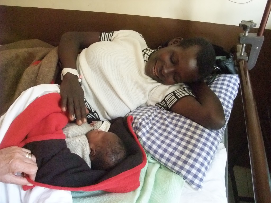 Eine Mutter, die vom Geburtenbetreuungsangebot profitiert, freut sich über ihr gesund gebo-renes Kind