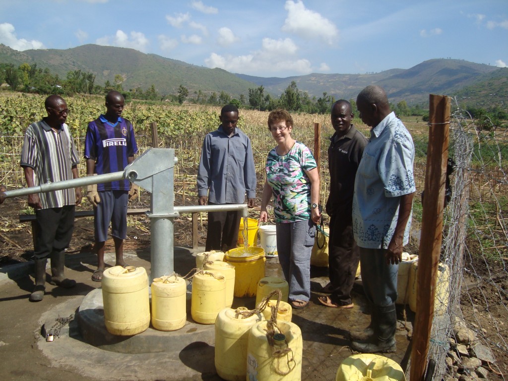 Elsi Amsler überprüft die Funktion des neu gebauten Brunnens im Dorf Wiga, Kenia